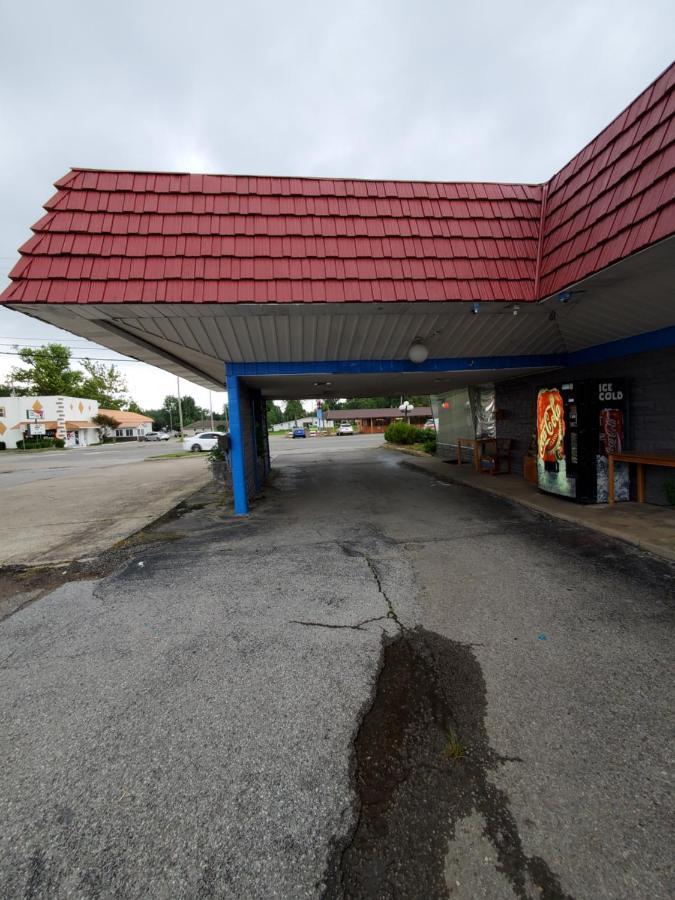 Gray Plaza Motel West Frankfort מראה חיצוני תמונה