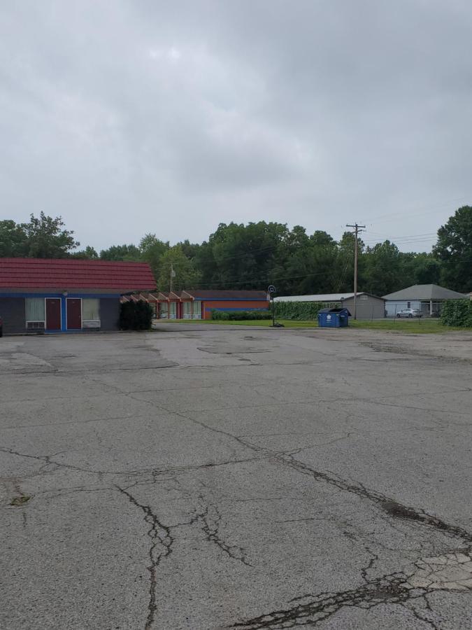 Gray Plaza Motel West Frankfort מראה חיצוני תמונה