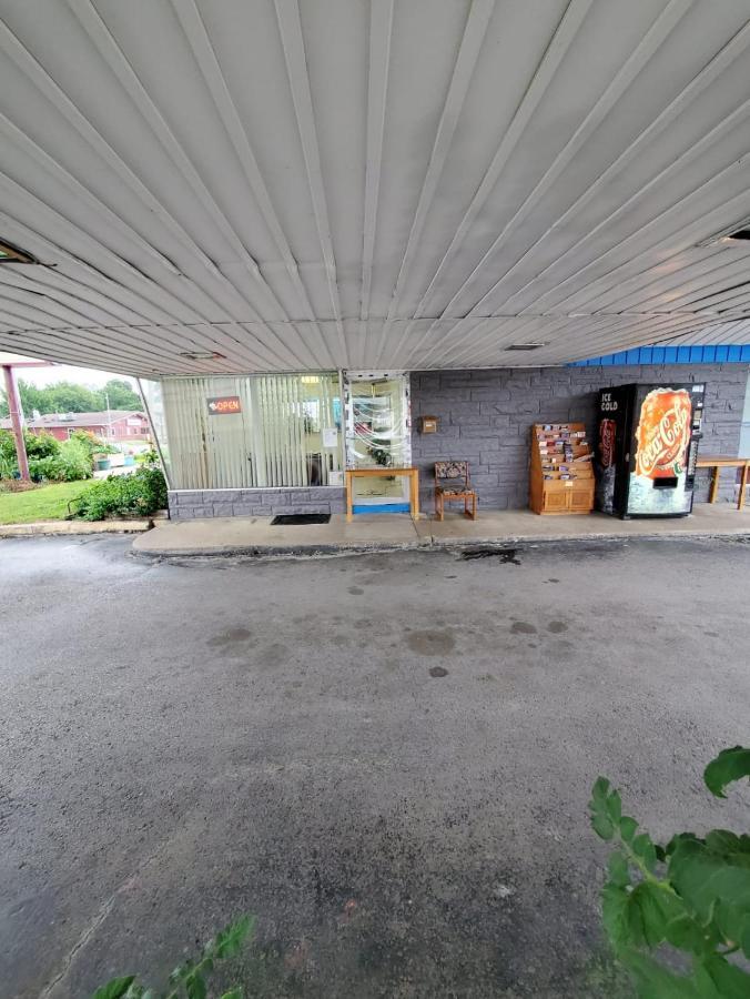 Gray Plaza Motel West Frankfort מראה חיצוני תמונה
