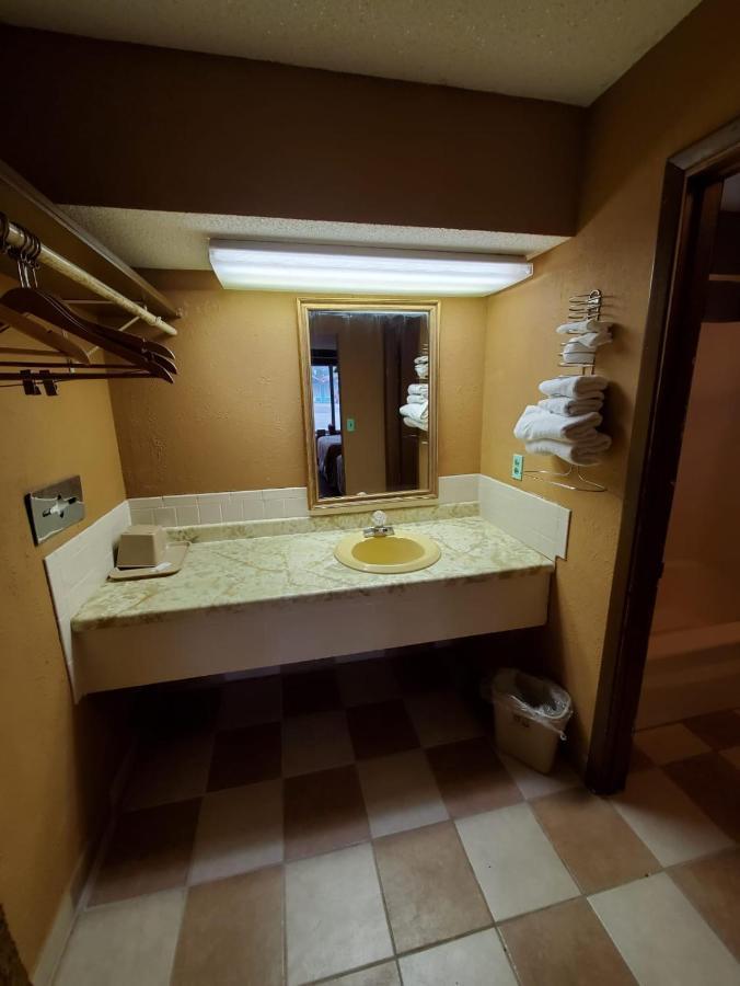 Gray Plaza Motel West Frankfort מראה חיצוני תמונה