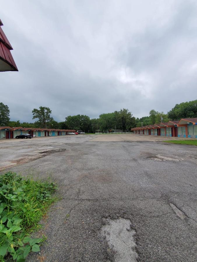 Gray Plaza Motel West Frankfort מראה חיצוני תמונה