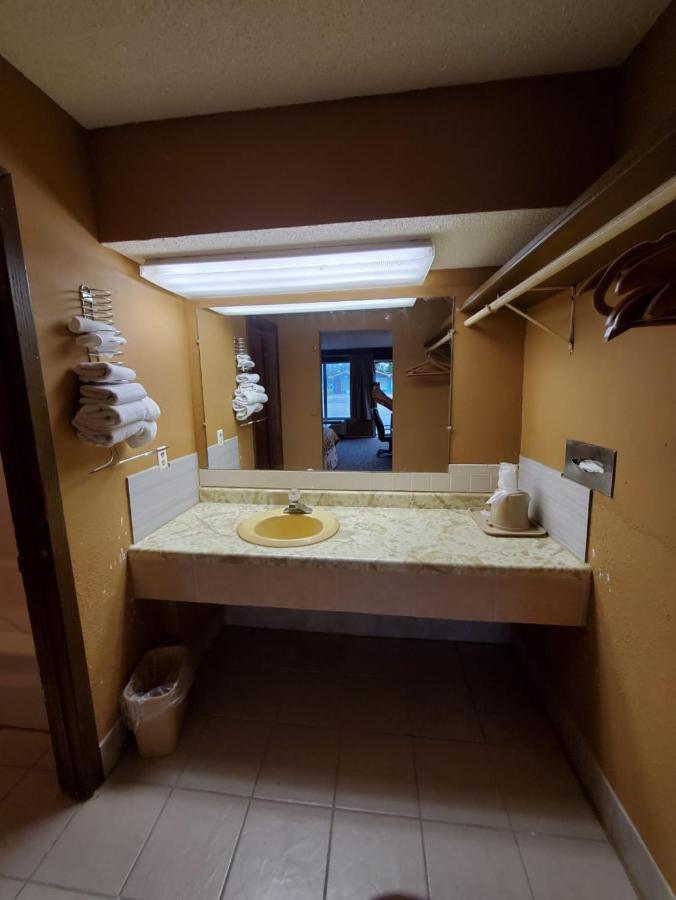 Gray Plaza Motel West Frankfort מראה חיצוני תמונה