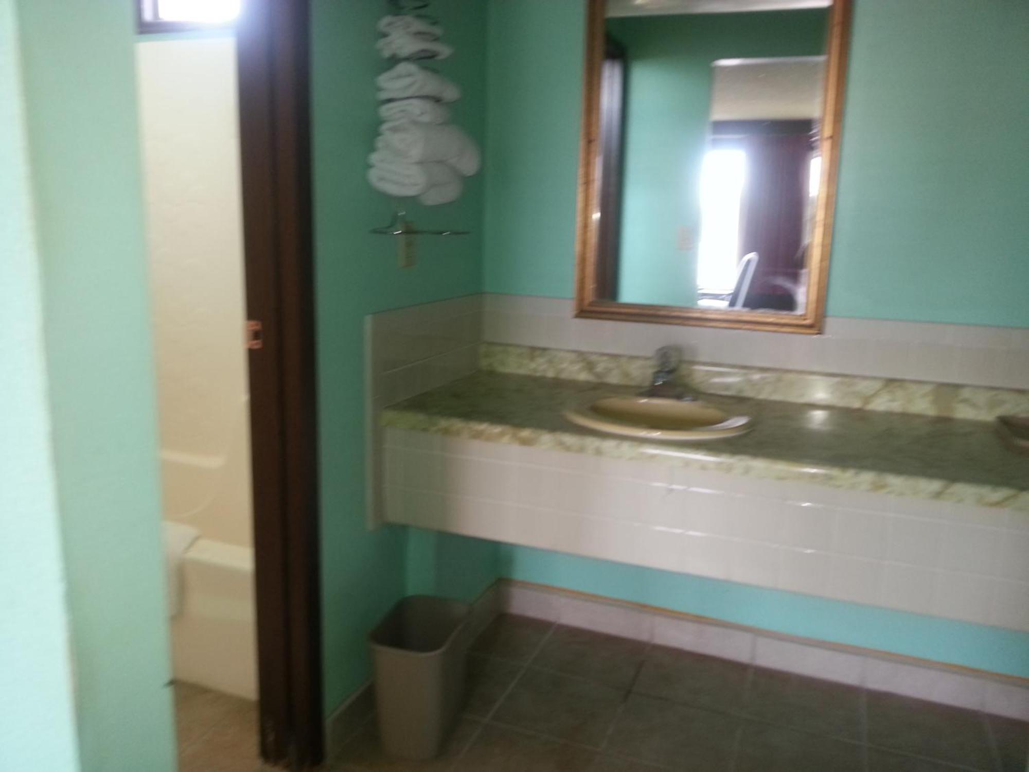 Gray Plaza Motel West Frankfort מראה חיצוני תמונה
